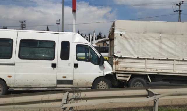 Bursa'da minibüsün kamyonete çarptığı kazada 4 kişi yaralandı