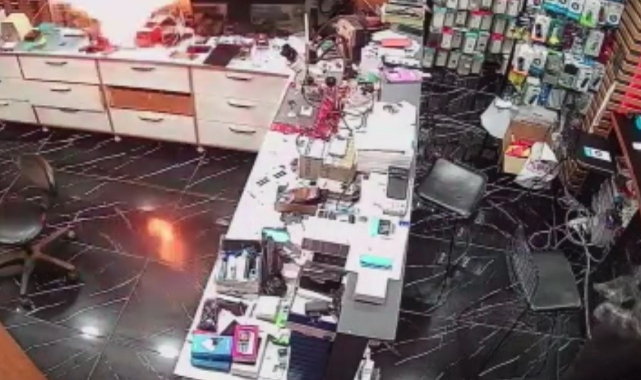 Cep telefonu bir anda alev aldı