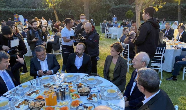 CHP Genel Başkanı Kılıçdaroğlu Kadıköy'de dernek üyeleri ile iftar yaptı