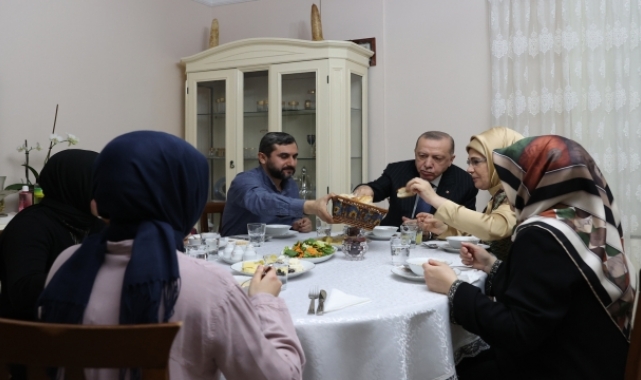 Cumhurbaşkanı Erdoğan, bir vatandaşın evinde iftar yaptı