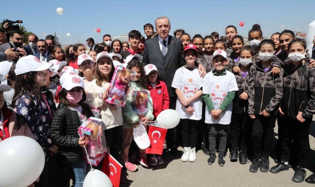 Cumhurbaşkanı Erdoğan, Meclis'te karşılaştığı çocuklarla sohbet etti