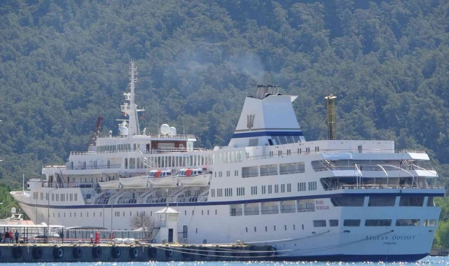 Dev yolcu gemisi Marmaris Limanı'na demir attı