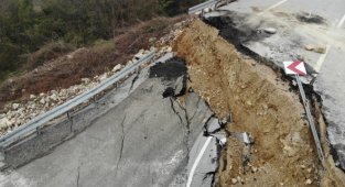 Düzce-Sakarya yolunda çökme sebebiyle trafiğe kapatıldı