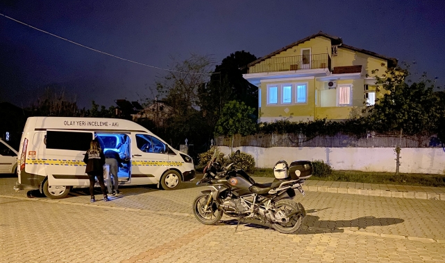 Ev arkadaşını çekiçle öldürdü
