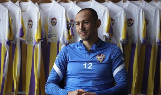 Eyüpspor'un 39 yaşındaki futbolcusu Umut Bulut performansıyla örnek oluyor
