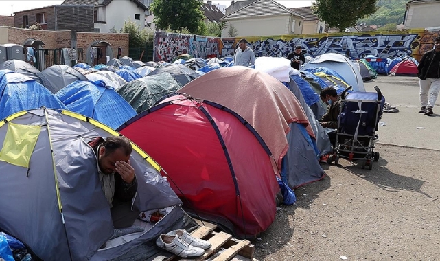 Fransa'da düzensiz göçmenler otoparkta yaşam mücadelesi veriyor