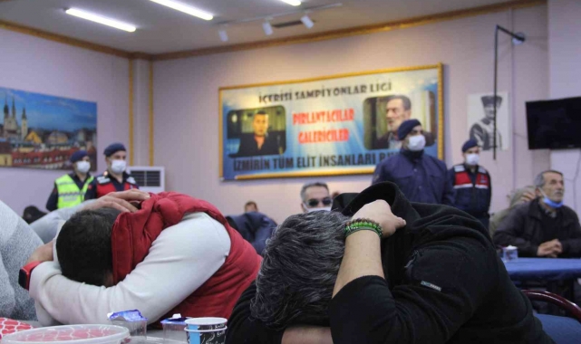 İzmir'in 'Kolpaçino' kumarhanesine baskın...Jandarmayı gören masanın altına saklandı