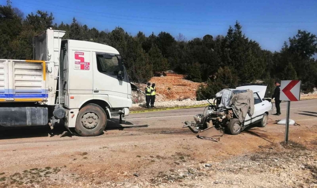Kamyon otomobili hurdaya çevirdi: 1 ölü