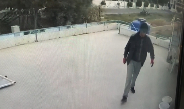 Kendi yeriymiş gibi girdi çalıp, gitti