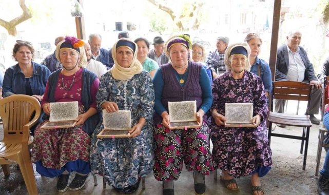 Milas'ta kırsalda yaşayan vatandaşlara ipek böceği larvası ve halı ipi dağıtıldı