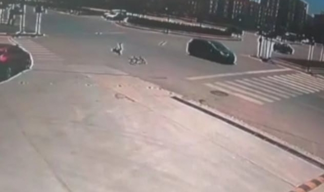 Otomobilin çarptığı bisiklet sürücüsü metrelerce sürüklendi