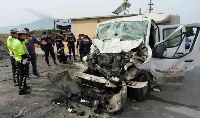 Park halindeki kamyona çarpan kamyonetteki 11 kişi yaralandı