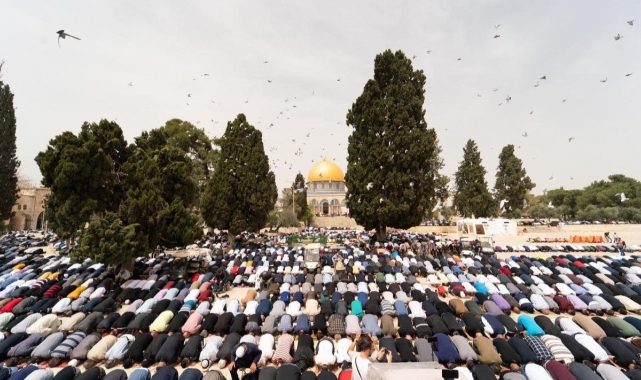 Ramazan ayının ilk Cuma'sında 80 bin kişi Mescid-i Aksa'da toplandı
