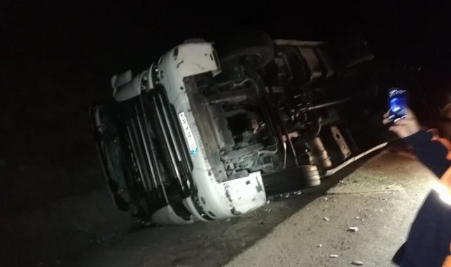 Sebze yüklü tır devrildi, sürücüsü yaralandı