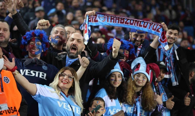Trabzonsporlu taraftarlar tarihi şampiyonluk sevinci için tribünleri doldurdu