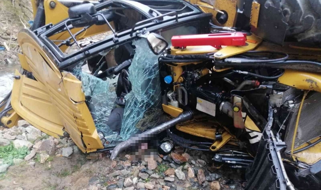 Yol çalışması yapan iş makinesi uçuruma yuvarlandı: 1 ölü