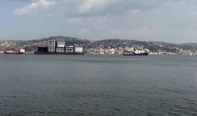 Yüzen apartman boğazdan geçti!