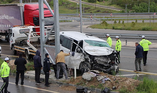Amasya'da minibüs yol kenarındaki pikaba çarptı: 2 ölü, 6 yaralı
