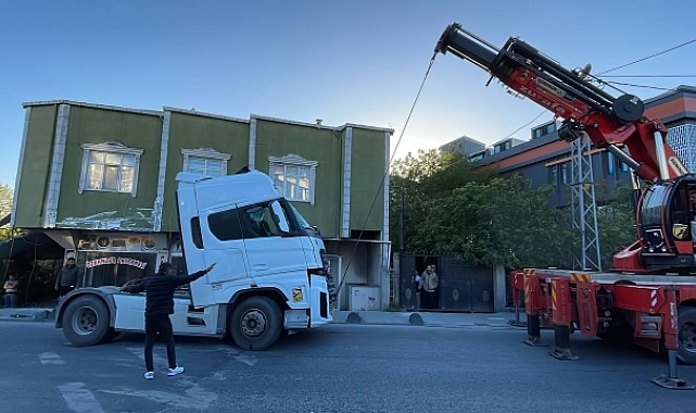 Arnavutköy'de seyir halindeki kamyon binaya çarptı