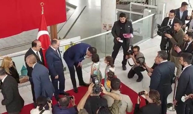 Bakan Kurum 7 yaşındaki Zeliha'nın elini öpüp harçlık verdi