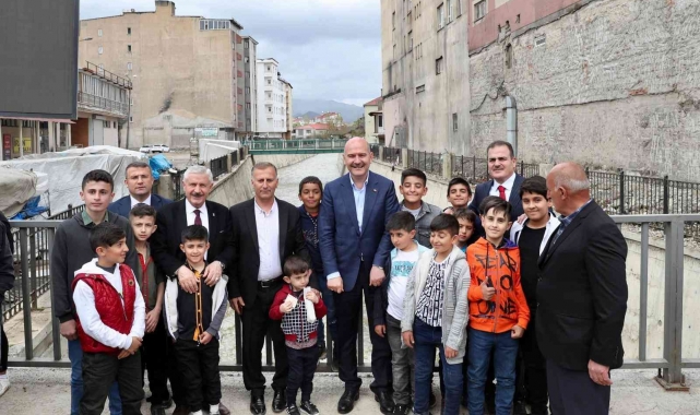 Bakan Soylu Yüksekova'da vatandaşlarla bayramlaştı