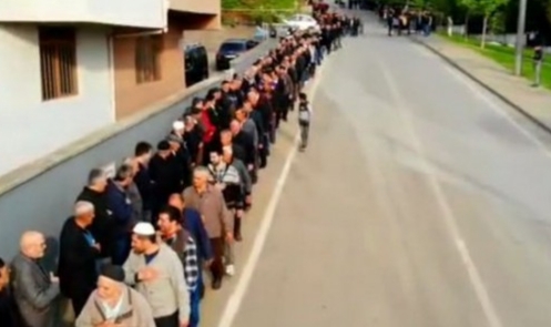 Bursa'da 1 kilometrelik bayramlaşma kuyruğu