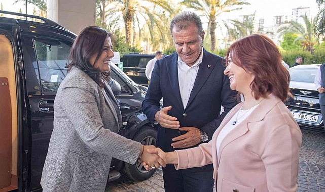 CHP'li büyükşehir belediye başkanları Mersin'de buluştu