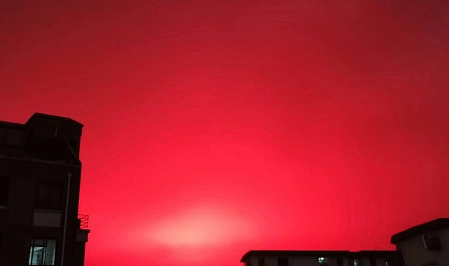 Çin'de gökyüzü kızıla boyandı