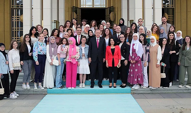 Cumhurbaşkanı Erdoğan, Sırbistan Novi Pazar Türk Kültür Merkezi öğrencilerini kabul etti