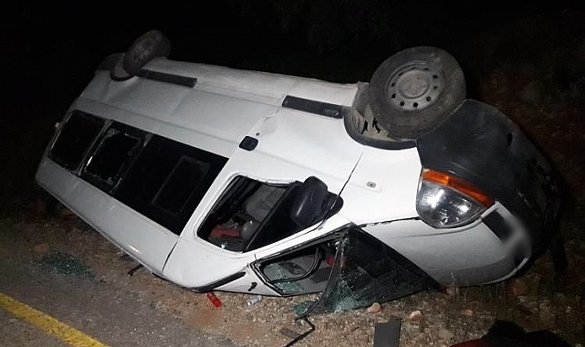 Düzensiz göçmenleri taşıyan minibüs kaza yaptı: 2 yaralı