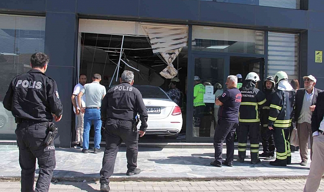 Kontrolden çıkan lüks otomobil, vergi dairesine daldı