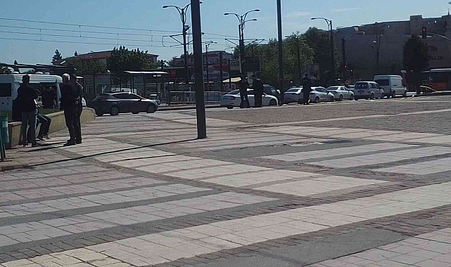 Meydanda unutulan çanta bomba paniğine neden oldu