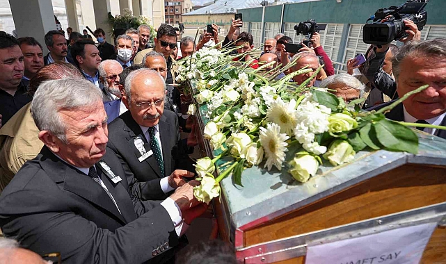 Piyanist Fazıl Say'ın babası Ahmet Say, dualarla son yolculuğuna uğurlandı