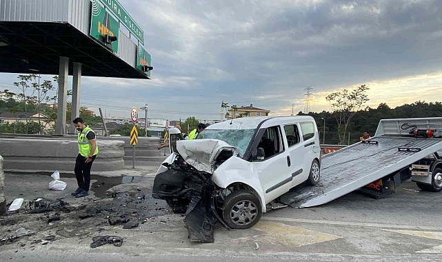 Samandra gişelerde araç beton bariyere çarptı: 2 yaralı