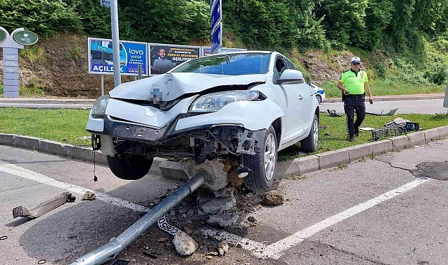 Samsun'da trafik lambasına çarpan otomobil hurdaya döndü