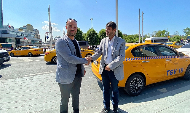 Taksim Meydanı'nda taksi bulamadı, sosyal deney yaptı