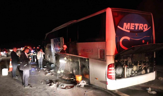 TEM'de lastiği patlayan yolcu otobüsünde yangın çıktı