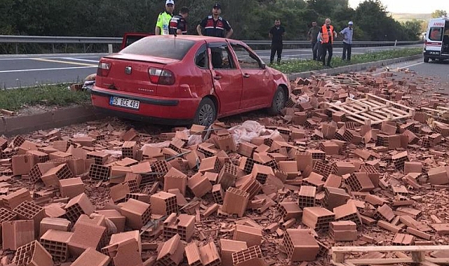 Tır dorsesindeki tuğlalar otomobilin üzerine düştü: 3 yaralı