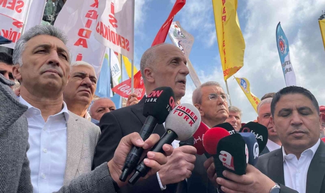 Türk-İş, Taksim'e çelenk bıraktı
