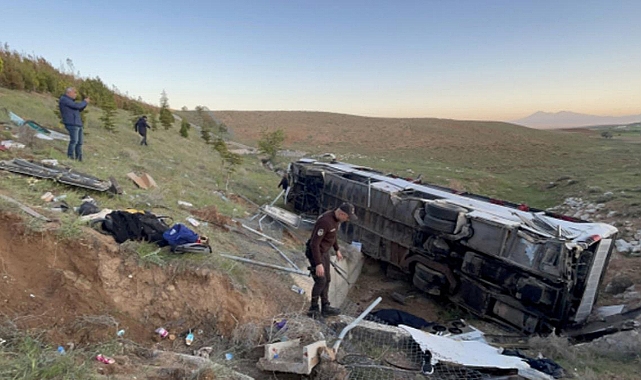 Üniversite öğrencilerini taşıyan otobüs devrildi: 3 kişi öldü, 41 yaralı