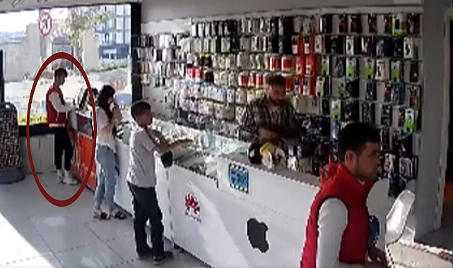 Yaş tahtaya basan telefon hırsızı kamerada