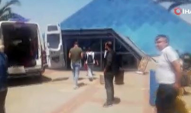 Zafer Plaza'da göçük... Bir mağazanın tavanı çöktü, büyük panik yaşandı