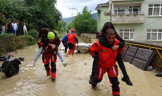 AFAD, sular altında kalan mahallede vatandaşları botla kurtardı