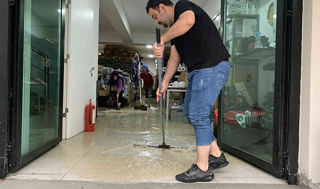 Başkentte sağanak yağış sonrası dükkanlar sular altında kaldı