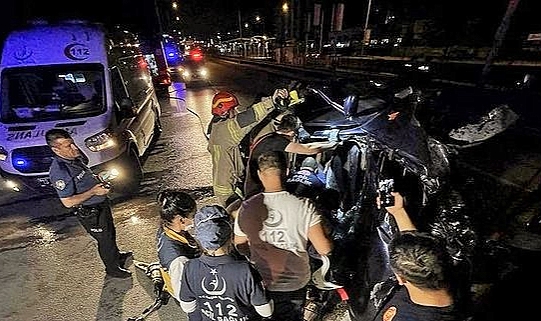 Bursa'da devrilen otomobilde sıkışan sürücü yaralandı