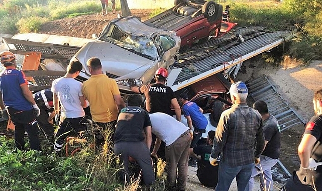 Bursa'da otomobil taşıyan tır viyadükten düştü