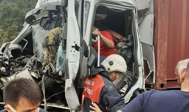 Bursa'da tır ile kamyon çarpıştı