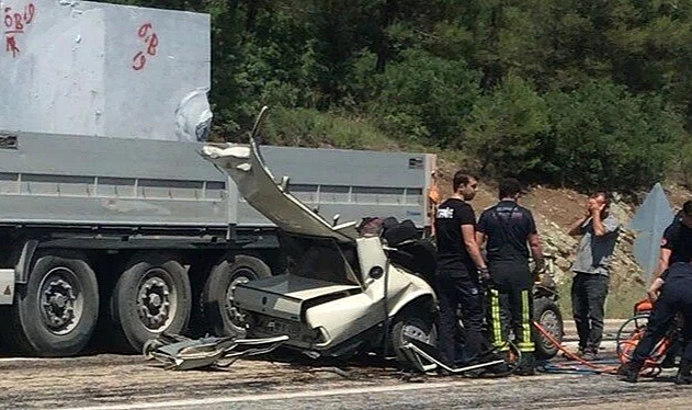 Bursa'da tırla çarpışan otomobildeki anne oğul hayatını kaybetti