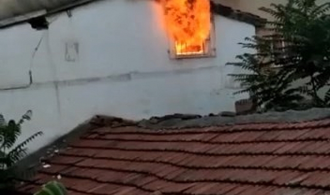 Bursa'da iki katlı ev alev alev yandı