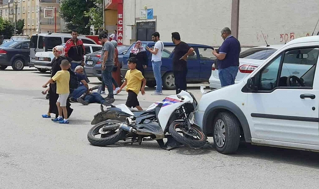 Bursa'da motosiklet araca saplandı